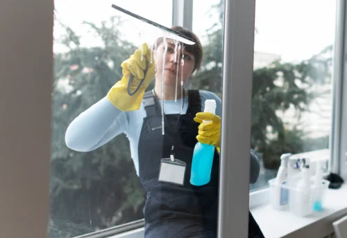 Nettoyage de vitres intérieures et extérieures à Bretenière